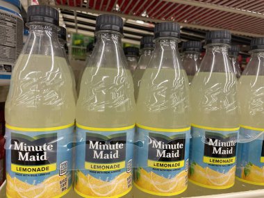 Grovetown, Ga USA - 04 04 04 23: Yemek Aslanı bakkal dükkanı Minute Maid limonatası