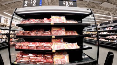 Grovetown, Ga USA - 05: 22 22: Walmart market iç pastırma sergisi ve fiyatları