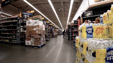 Grovetown, Ga USA - 05: 22 22: Walmart 'ın iç tarafındaki bakkal koridoru