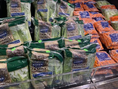 Grovetown, Ga USA - 05: 05: 23: Market havuç üretiyor