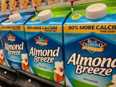 Grovetown, Ga USA - 05: 05 23: Market Almond Breeze sütü