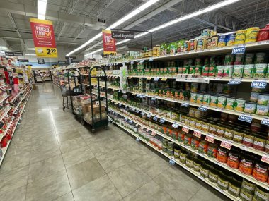 Grovetown, Ga USA - 03: 20 23: Gıda Aslanı Marketi İçişleri Konserve Ürünleri Koridoru