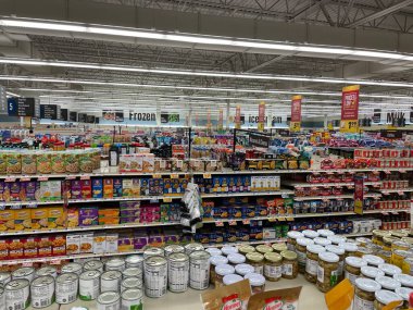 Grovetown, Ga USA - 1201 21: Food Lion Market İçişleri 2021 Üst rafa bakıyor
