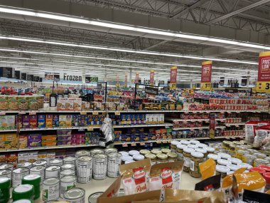 Grovetown, Ga USA - 1201 21: Gıda Aslanı Marketi İçi 2021 Rafların üzerinde