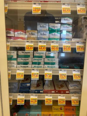 Grovetown, Ga USA - 1201 21: Food Lion Market İçi 2021 karton sigara şişesi