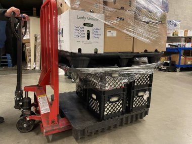 Grovetown, Ga USA - 1201 21: Food Lion Market İçi 2021 palet kriko ve süt sandıkları