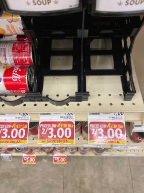 Grovetown, Ga USA - 1201 21: Food Lion Market İçi 2021 boş çorba rafı besleyicileri