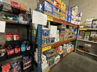 Grovetown, Ga USA - 120 21: Yiyecek Aslanı Marketi İçi 2021 bira deposunda depolandı