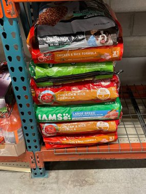 Grovetown, Ga USA - 10: 23: Food Lion Market İçi 2021 Poşetli Köpek maması