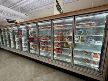 Grovetown, Ga USA - 04 03 / 21: Food Lion Market İçi 2021 Dondurucu Kapılar