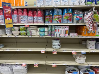 Grovetown, Ga USA - 06: 25 21: Food Lion Market İçi 2021 kağıt tabak ve bardaklar