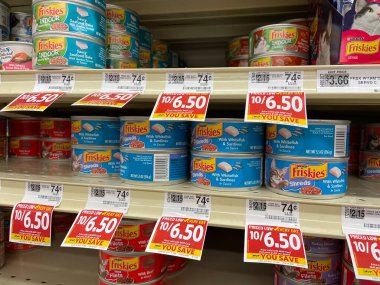 Grovetown, Ga USA - 09 11 21: Food Lion Market İçişleri 2021 Kedi maması Friskies