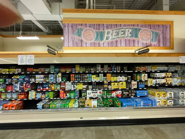 Grovetown Usa Food Lion Grocery Store Interior 2021 Beer Section — 스톡 사진