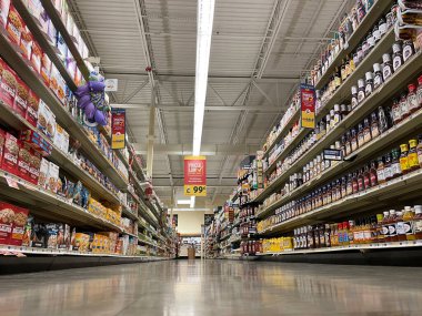 Grovetown, Ga USA - 01: 25 Gıda Aslanı marketi iç kat manzarası