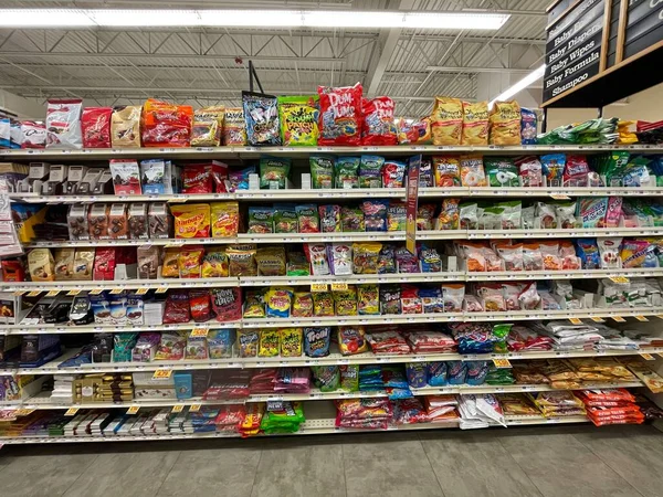 Grovetown Usa Food Lion Grocery Store Interior Candy Section — стоковое фото