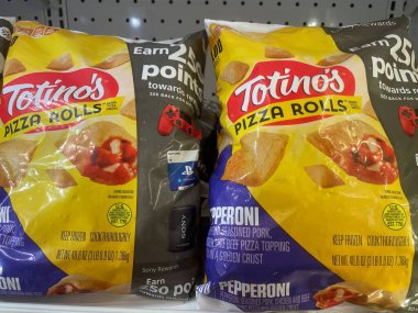 Grovetown, Ga USA - 04: 23: Food Lion market Totinos Pizza Rolls büyük boy pepperoni