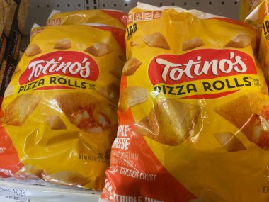 Grovetown, Ga USA - 04: 23: Food Lion market Totinos Pizza Rolls büyük boy peynir