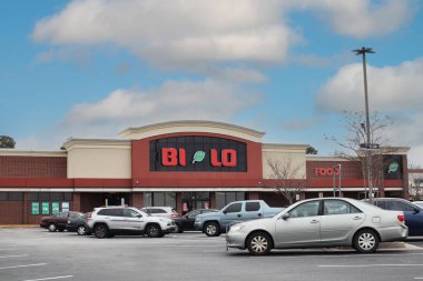 Martinez, Ga USA - 03: 12 12: Bi Lo market dış otoparkı ve arabalar
