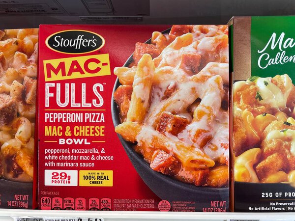 Grovetown, Ga USA - 03 23 23: Продуктовый магазин Stouffers mac наполняет миску для пиццы