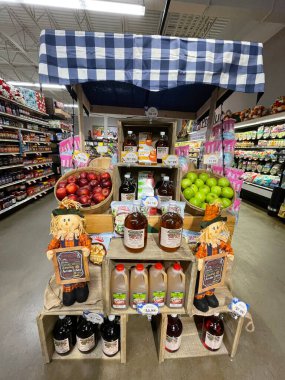 Hephzibah, Ga USA - 11 17 17 22: IGA Market iç elma şırası ön görünüm