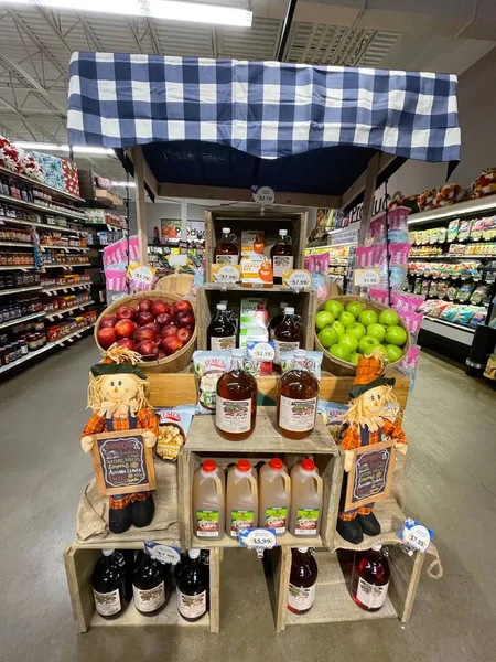 Hephzibah, Ga USA - 11 17 17 22: IGA Market iç elma şırası ön görünüm