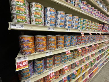 Grovetown, Ga USA - 01 29 29: Food Lion market kedi maması bölümü