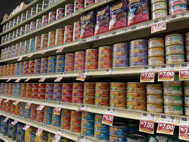 Grovetown, Ga USA - 01: 29: Food Lion market kedi maması bölümü kapanıyor ve fiyatlar artıyor