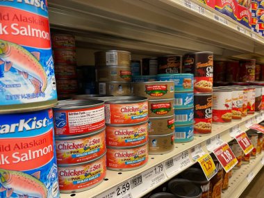 Grovetown, Ga USA - 10 14 22: Yiyecek Aslanı Marketi konserve et ve ton balığı