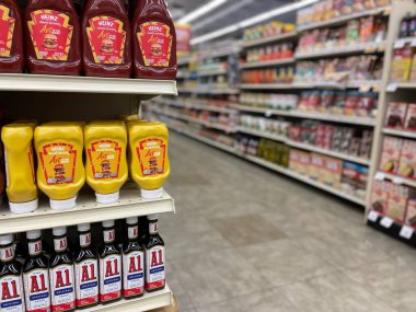 Grovetown, Ga USA - 10 14 22: Yiyecek Aslanı Marketi Hardal ve Ketçap