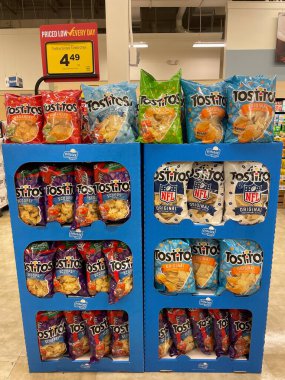 Grovetown, Ga USA - 10 14 22: Food Lion Market NFL Tostitos cips sergisi