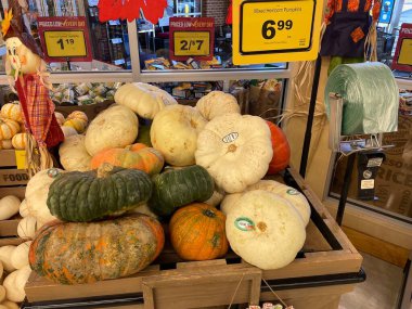 Grovetown, Ga USA - 10 14 22: Food Lion Market bir masanın üzerine düştü