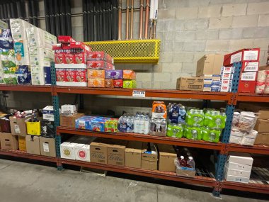 Grovetown, Ga USA - 10 14 22: Gıda Aslanı Marketi depo alanındaki bir rafta fazla stok