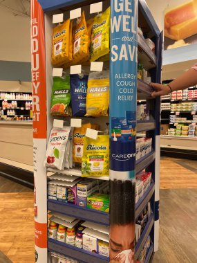 Grovetown, Ga USA - 10 14 22: Food Lion Market Soğuk algınlığı ilacı Kulesi
