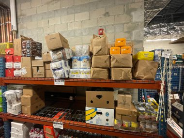 Grovetown, Ga USA - 10 14-22: Gıda Aslanı Marketi depodaki bir rafta fazla stok