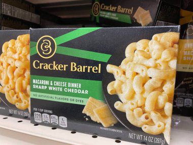 Grovetown, Ga USA - 11 02 22: Market Cracker Barrel Mac ve peynir beyaz çedar peyniri