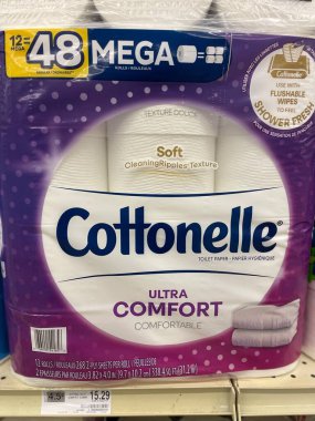 Grovetown, Ga USA 09 11 11: Gıda Aslanı Marketi tuvalet kağıdı Cottonell konfor