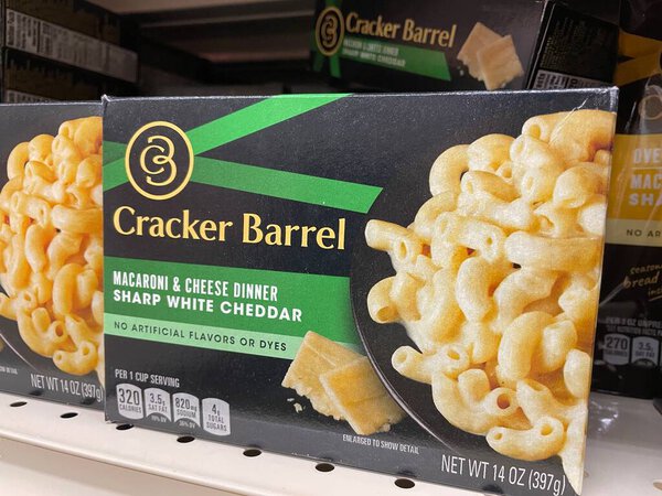 Grovetown, Ga USA - 11 02 22: Продуктовый магазин Cracker Barrel mac and cheese white cheddar