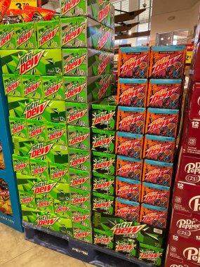 Grovetown, Ga USA - 11 10 22: Market Dr Pepper ve MTN Dew yakın çekim