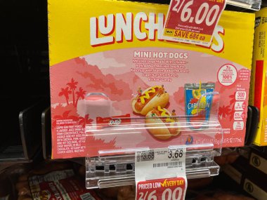 Grovetown, Ga USA - 11 02: 22: Markette yenen yiyecekler ve fiyat kitleri