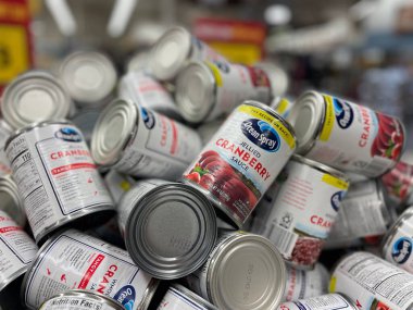 Grovetown, Ga USA - 11 02 22: Market Ocean Spray kızılcık sosu konserve kutusunda yakın çekim