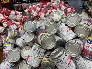 Grovetown, Ga USA - 11 02 22: Market Ocean Spray kızılcık sosu konserve kutusunda
