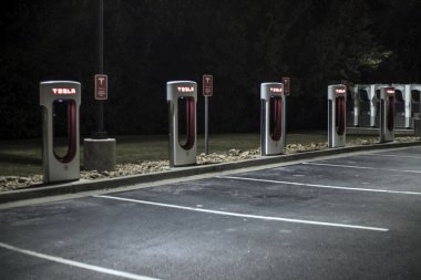 Augusta, Ga USA 11 23: 20: Tesla Araba şarj istasyonları Geceleri Biftek n Shake otoparkında