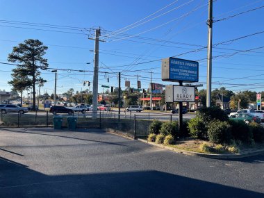 Grovetown, Ga USA - 10 22 22: Genesis Kilisesi Caddesi açık mavi gökyüzü işareti