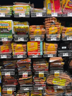 Grovetown, Ga USA - 10 22 22: Food Lion Market hot dog bölümü ve fiyatları