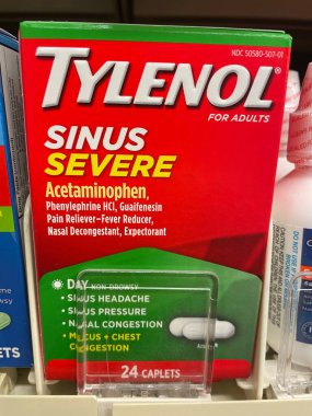 Grovetown, Ga USA - 11 10 22: Yiyecek Aslanı Marketi Tylanol Sinüs Ağır İlaçlar