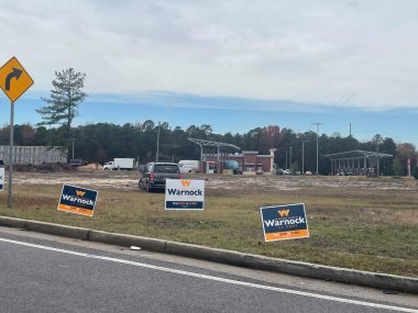 Augusta, Ga USA - 11: 30: 22: Seçim caddesi Warnock 'a yakın çekimde oy veriyor