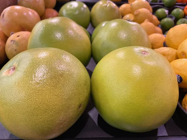 Zielone Jabłka Wystawie Rzędach Sklepów Spożywczych Pomarańcze Tle — Zdjęcie stockowe