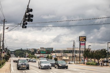 Doraville, Ga USA - 07 06: 20: Bulutlu gökyüzü ve sokak işaretleriyle Buford Hwy 'de trafik