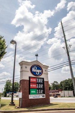 Lilburn, Ga USA - 07 05: 20: Kroger benzin fiyatları sokak tabelası Covid 2020 Beş Çatal Trickum Yolu