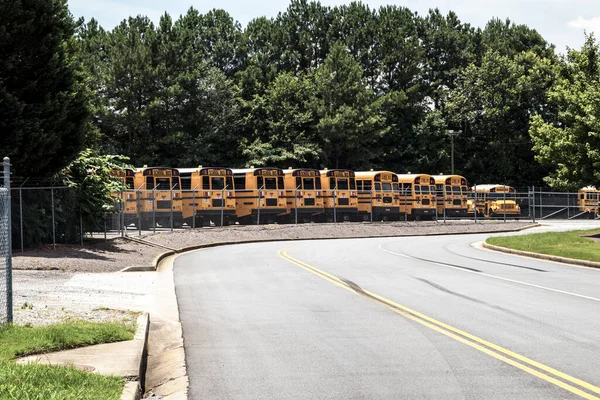Lawrenceville Usa Σχολικά Λεωφορεία Σταθμευμένα Πίσω Από Φράκτη Κρίκο Αλυσίδας — Φωτογραφία Αρχείου